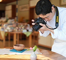 和菓子の画像を撮影する姿